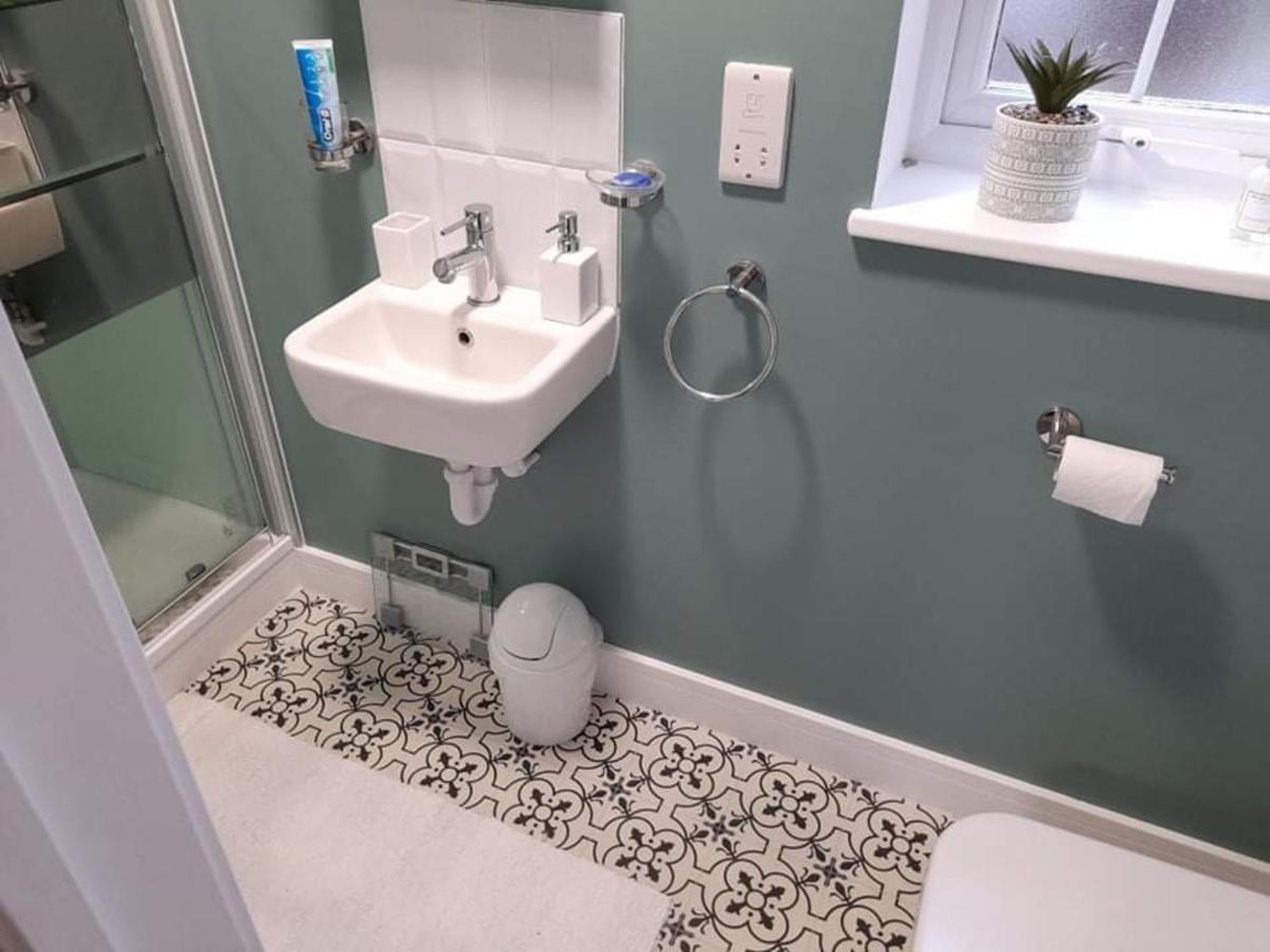 Outstanding Modern 1-Bed House In Chippenham Chippenham (Wiltshire) Esterno foto